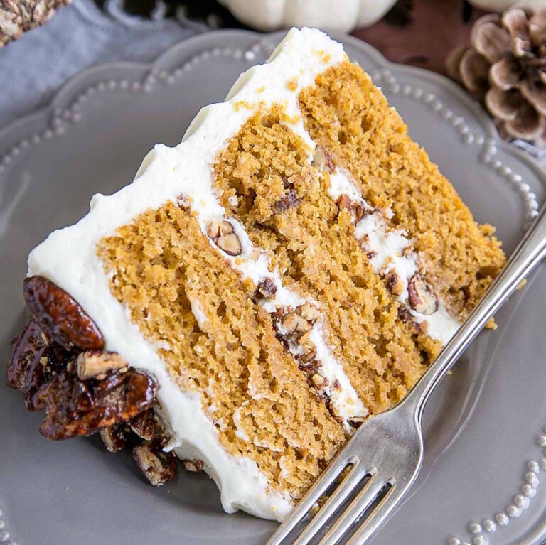 Pumpkin Cake with Candied Pecans-GatoFacile