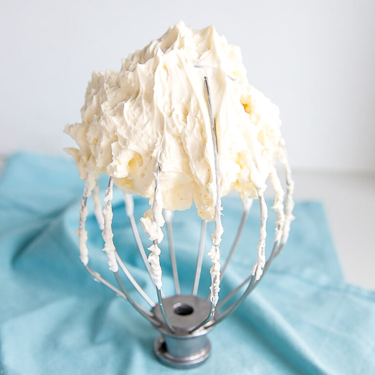 How to Make Swiss Meringue Buttercream-GatoFacile