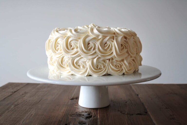 Simple Vanilla Buttercream (American Buttercream Recipe)-GatoFacile